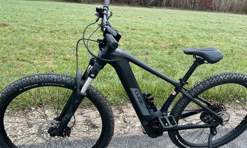 Cube Reaction Hybrid Pro